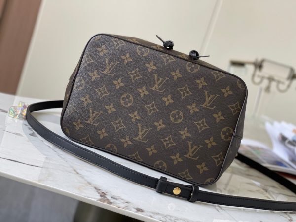 M44020 Black handbag - Image 4