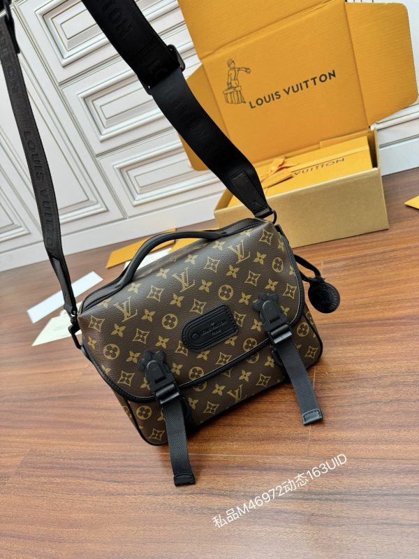 M46972 Personal Items - Image 2