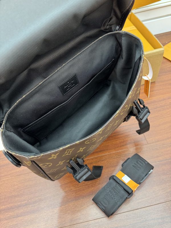 M46972 Personal Items - Image 3