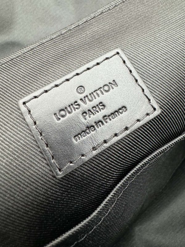 M46972 Personal Items - Image 4