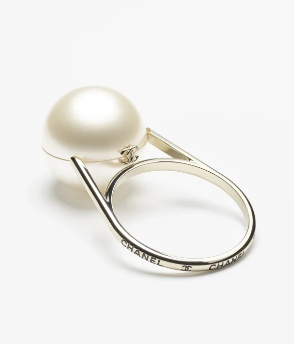 CHANEL Pearl ring shaped hard dinner bag - Image 2