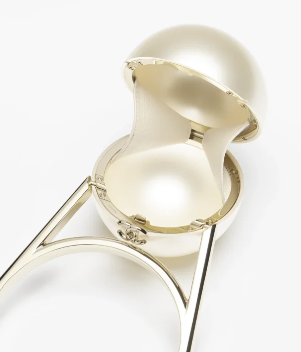 CHANEL Pearl ring shaped hard dinner bag - Image 3