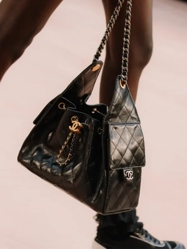 CHANEL25 Small Handbag Shiny textured calf leather, gold and ruthenium metal black - Image 2