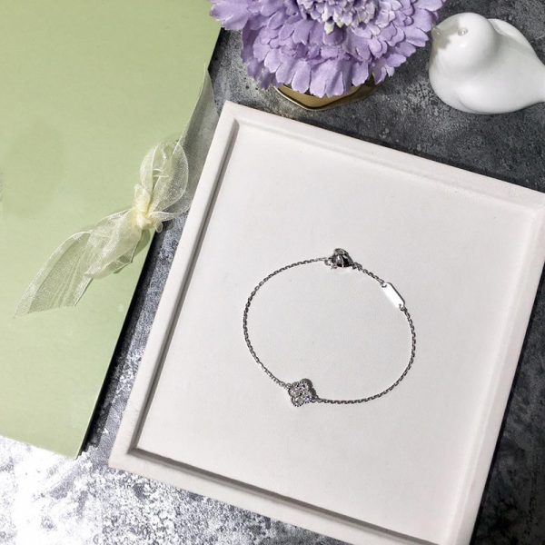 Mini Four-Leaf Clover Single Flower Full Diamond Bracelet for Women - Luxurious, Fashionable, Elegant Handcrafted Jewelry - Image 4