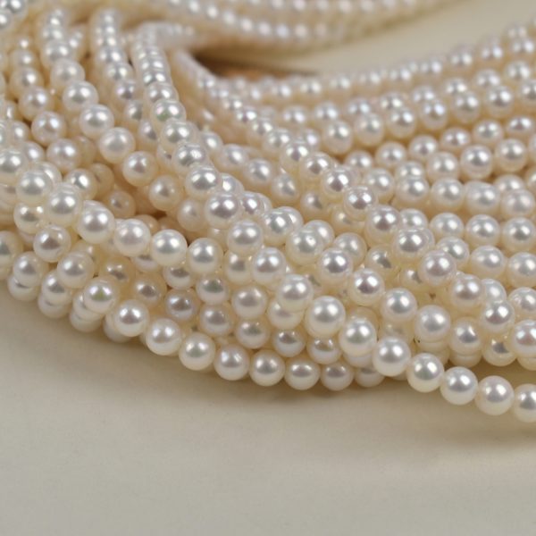 Natural freshwater pearl necklace