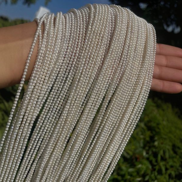 Half-finished necklace made of small pearls - Image 5