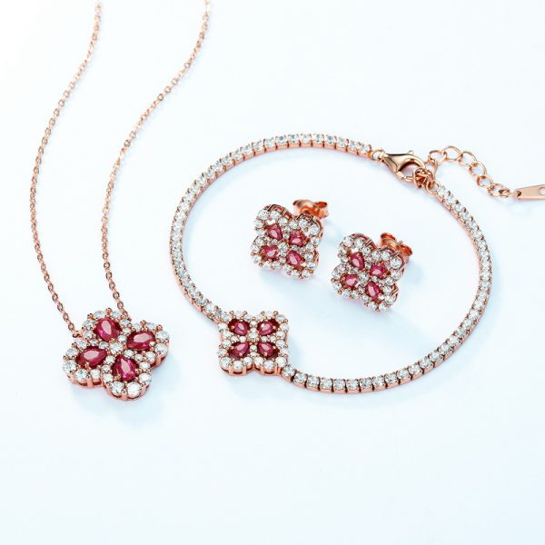 Four-leaf clover grown into red gemstone bracelet - Image 3