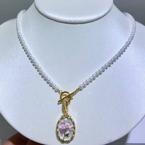 Retro pearl necklace